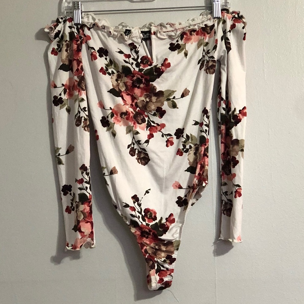 V-neck off the shoulder Leo